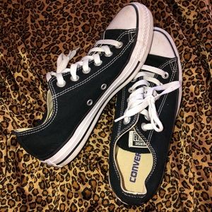 Women’s 7.5 Black Converse